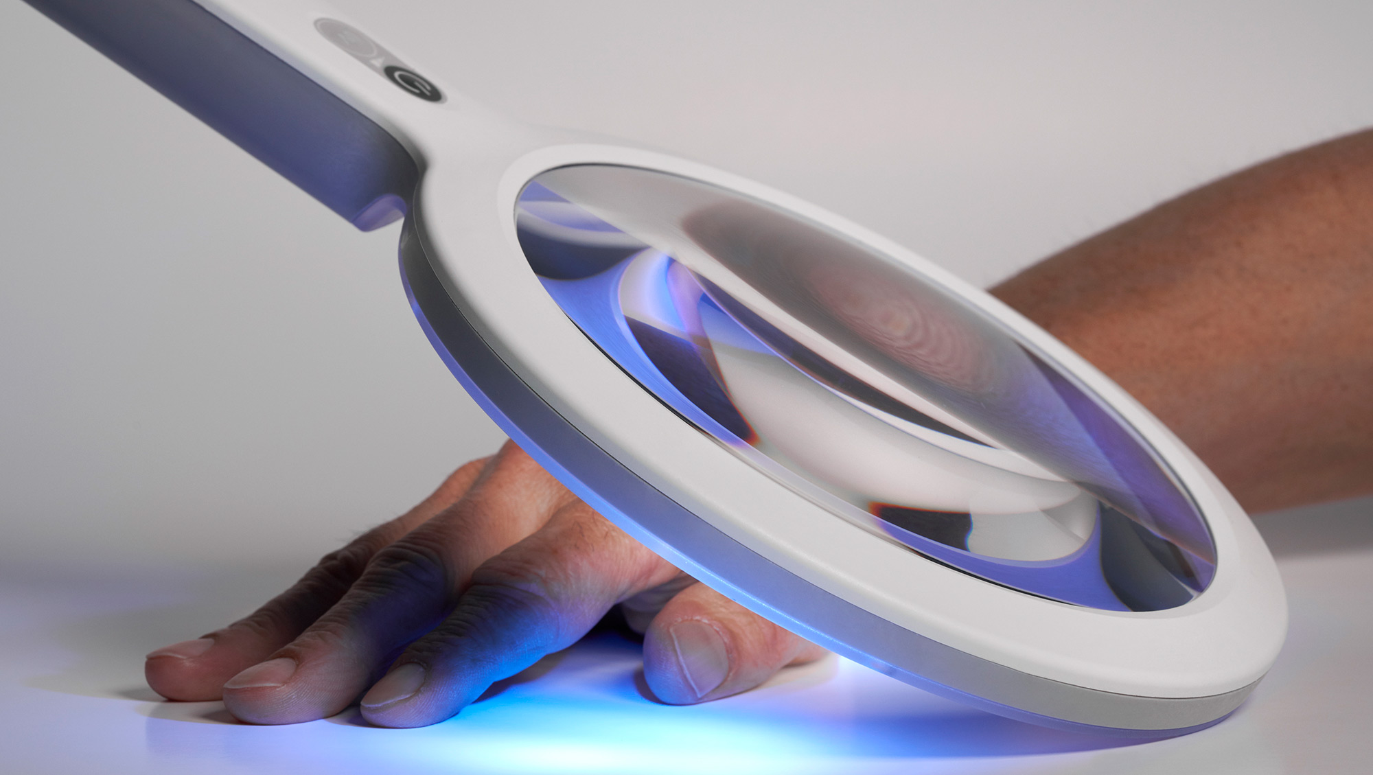 opticlux_hand_wood_light_gr5